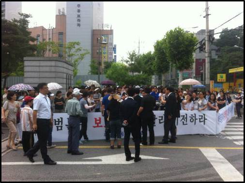 "흉악범본부 보호관찰소 빨리 이전하라" 플랜카드 앞에서 증축 공사를 반대하는 지역 주민들 ⓒ허용범 위원장 페이스북