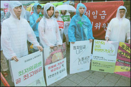 4일 서울 논현동 최저임금위원회 앞에서 열린 '최저임금 1만원 대회'에 참석한 참가자들. ⓒ'알바연대'