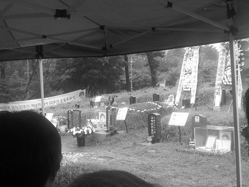 이한열 열사의 26주기 추모식이 지난 5일 이한열기념사업회와 전국민족민주유가족협의회, 연세대 동창회 등 50여명이 참석한 가운데 광주 망월동 묘역에서 진행됐다. ⓒ 이한열기념사업회 페이스북