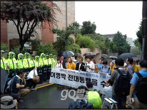 4대강조사위원회’와 ‘4대강복원범국민대책위원회’ 등이 11일 이명박 전 대통령의 논현동 사저 앞에서 긴급 기자회견을 열고 '4대강 사기극'에 대한 책임자 처벌을 요구하고 있다. ⓒ 'go발뉴스'