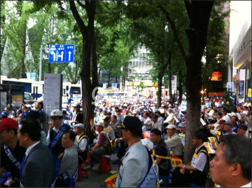 서울광장 맞은편에 맞불집회를 열고 있는 단체 ⓒ'go발뉴스'