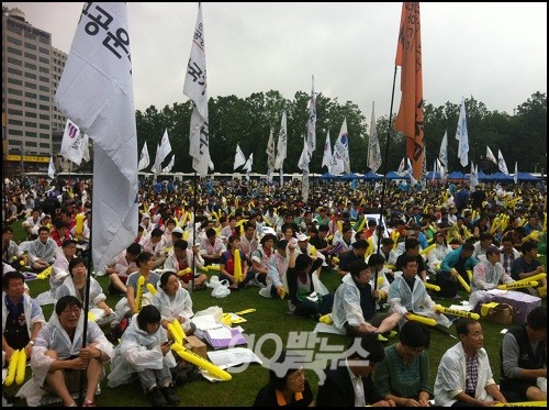 서울광장 맞은편에 맞불집회를 열고 있는 단체 ⓒ'go발뉴스'
