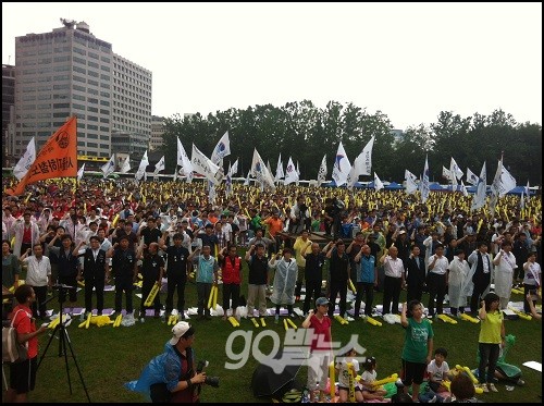 13일 오후 ‘KTX 민영화 저지와 철도공공성 강화를 위한 범국민대책위원회가 서울광장에서 ‘철도 우회 민영화’를 추진 중인 국토교통부와 박근혜 대통령을 비판하는 범국민대회를 개최했다. ⓒ 'go발뉴스'