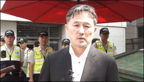 지난달 19일 국정원 사건의 국정조사를 요구하는 10만 명의 서명을 새누리당사에 전달하러 간 표창원 전 교수 ⓒ'go발뉴스'