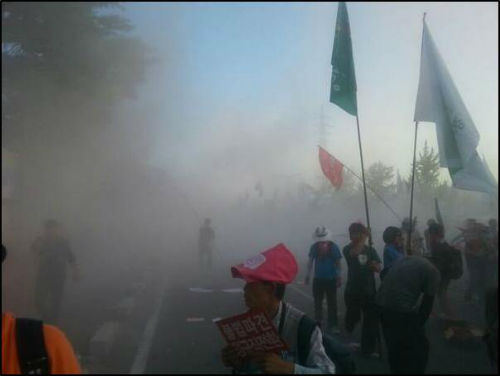 사측 용역이 희망버스 시위대를 향해 소화기를 뿌렸다 ⓒ'트위터'(허재현)