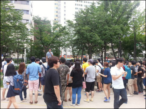 벼룩시장에서 행사에 참여하는 시민들 ⓒ'오늘의유머'(키**)