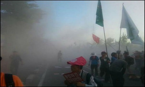 사측 용역이 희망버스 시위대를 향해 소화기를 뿌리고 있다. ⓒ한겨레 허재현 기자 트위터