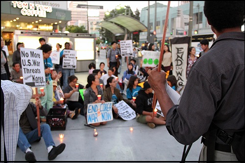 26일(미국시간) 한국전쟁 정전협정 체결 60주년을 맞이해 남가주 한인 100여명이 LA한인타운 최대 요충지인 윌셔-웨스턴 역(알프레드 송 역)에서 평화협정을 촉구하는 촛불집회를 개최했다. ⓒ 박상균 기자