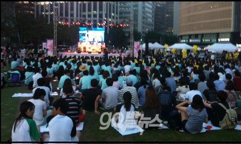서울․경기지역 대학생으로 구성된 평화나비 콘서트 기획단이 주최한 ‘2013 평화나비콘서트가 26일 오후 서울광장에서 열렸다. ⓒ 'go발뉴스'