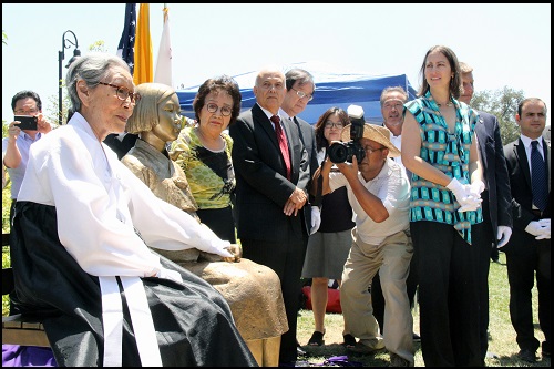 김복동 할머니는 '평화의 소녀상' 빈 좌석에 앉아 먼저 유명을 달리한 '위안부' 할머니들의 넋을 기렸다.  ⓒ 박상균 기자