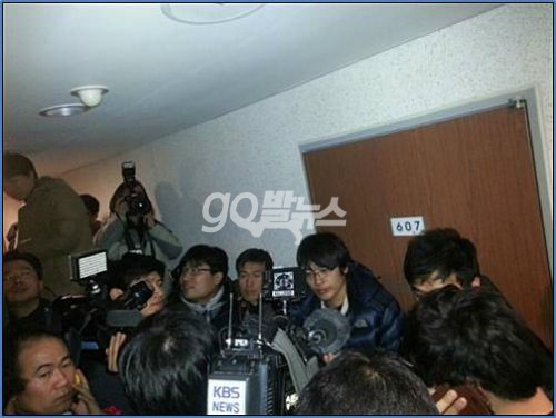 지난해 12월 11일 국정원 대선 개입 의혹 사건과 관련 경찰과 선거관리위원회가 국정원 직원의 오피스텔 현장에 출동했다 ⓒ'go발뉴스'