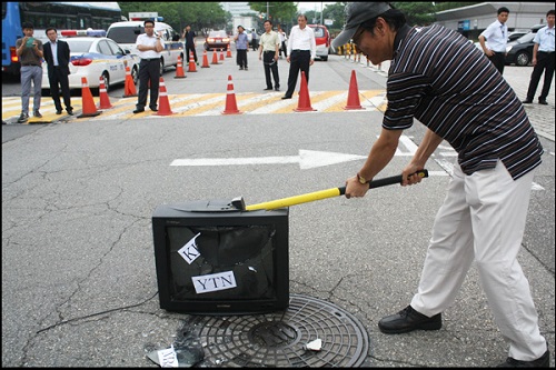 기자회견을 마친 뒤에는 KBS와 MBC, YTN을 상징하는 아날로그 TV를 실제 도끼로 부수는 퍼포먼스가 진행됐다.ⓒ 민주언론시민연합