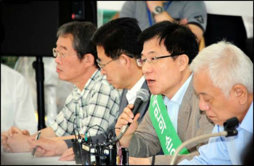 8일 서울광장에 설치된 천막당사에서 확대간부회의가 열렸다 ⓒ'민주당'