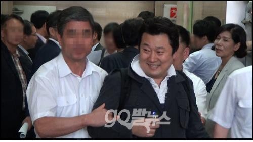 MBC 경비들에 의해 끌려나오고 있는 이상호 MBC 해직기자, 이를 민주당 최민희 의원이 바라보고 있다. ⓒ 'go발뉴스'