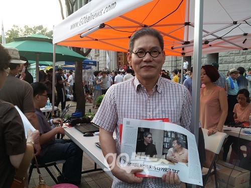 10일 서울광장에서 열린 '제6차범국민촛불대회'에 참여한 한홍구 성공회대 교수가 "'김무성 권영세 없으면 김-새'"라고 적힌 포스터를 들고 있다. ⓒ 'go발뉴스'