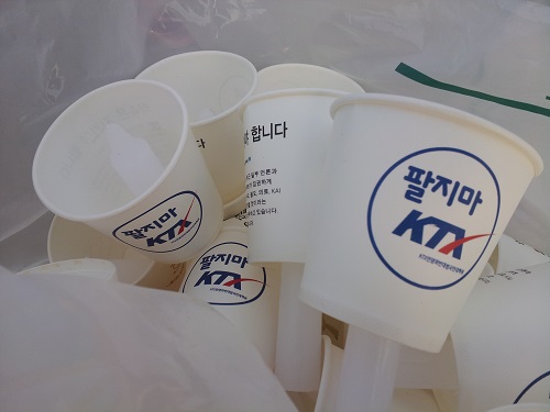 10일 서울광장에서 열린 '제6차범국민촛불대회'에 참여한 한홍구 성공회대 교수가 "'김무성 권영세 없으면 김-새'"라고 적힌 포스터를 들고 있다. ⓒ 'go발뉴스'