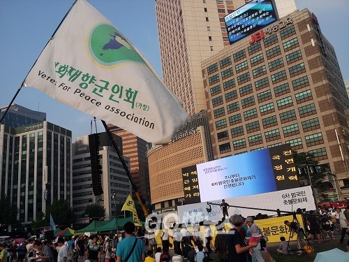 10일 서울광장에서 열린 '제6차범국민촛불대회'에 참여한 한홍구 성공회대 교수가 "'김무성 권영세 없으면 김-새'"라고 적힌 포스터를 들고 있다. ⓒ 'go발뉴스'