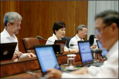 12일 청와대에서 열린 수석비서관회의에서 모두 발언 중인 박 대통령 ⓒ'청와대'