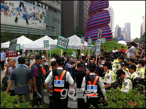 국정원 규탄 촛불대회가 열리는 맞은편에서 맞불집회를 놓고 있는 어버이연합 ⓒ'go발뉴스'
