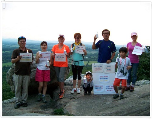 국정원 규탄 촛불대회가 열리는 맞은편에서 맞불집회를 놓고 있는 어버이연합 ⓒ'go발뉴스'