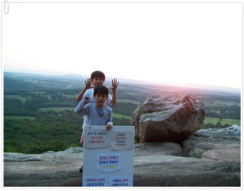 국정원 규탄 촛불대회가 열리는 맞은편에서 맞불집회를 놓고 있는 어버이연합 ⓒ'go발뉴스'