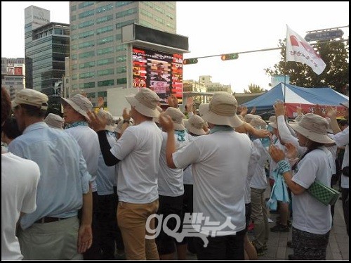 ‘통선대’가 통행을 방해하는 경찰들을 향해 ‘횡단보도를 개방하라’는 구호를 외치고 있다. ⓒ ‘go발뉴스’