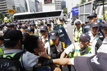 경찰이 국정원 대선개입 규탄 집회에 참가한 시민을 연행하고 있다. ⓒ 민주노총 정호희 대변인 트위터