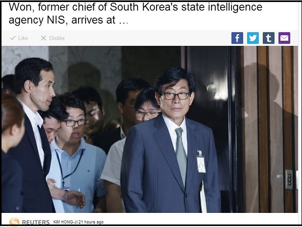 Won Sei-hoon (C), former chief of South Korea's state intelligence agency, the National Intelligence Service (NIS), arrives at a parliamentary investigative committee at parliament in Seoul August 16, 2013. (원세훈(중앙) 전 국정원장이 2013년 8월 16일 서울의 국회 국정조사 특위에 도착했다.) ⓒ 야휴 뉴스