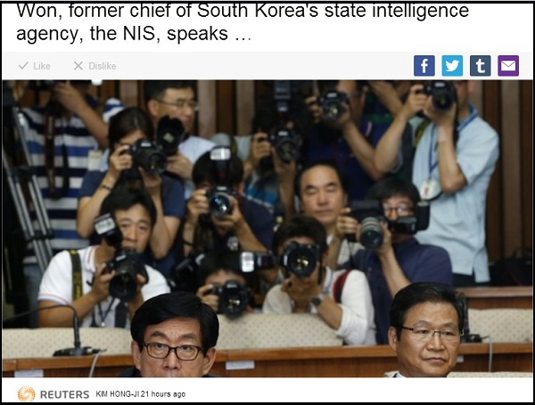 Won Sei-hoon (L), former chief of South Korea's state intelligence agency, the National Intelligence Service (NIS), speaks next to Kim Yong-pan, former commissioner of the Seoul Metropolitan Police Agency, at a parliamentary investigative committee at parliament in Seoul August 16, 2013. (김용판 전 서울경찰청장 옆에 있는 원세훈(왼쪽) 전 국정원장이 2013년 8월 16일 서울의 국회 국정조사 특위에서 발언하고 있다.) ⓒ 야휴 뉴스