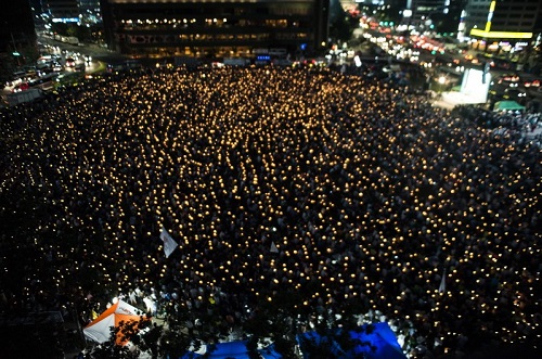 17일 오후 7시 서울광장에서 열린 제8차 범국민촛불대회에 징검다리 연휴에도 불구, 4만여 촛불이 서울광장을 환하게 밝히고 있다. ⓒ 이동호