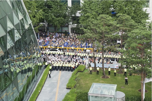 서울광장 맞은편 국가인권위원회 앞에서는 대한민국재향경우회, 한국고엽제전우회, 어버이연합 등 5,000여명(경찰 추산 1,700명)이 오후 6시부터 맞불집회를 열어 촛불집회를 방해했다. ⓒ 이동호
