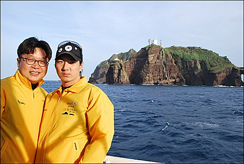 서경덕(좌) 교수와 배우 송일국(우)씨 ⓒ 서경덕 성신여대 교수 트위터(@SeoKyoungduk)