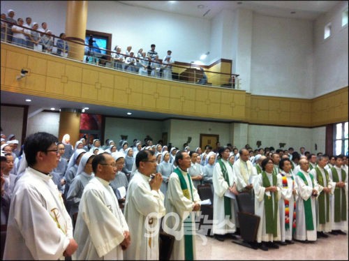26일, 한국 천주교 남녀 수도자 장상(長上, 지위가 높거나 나이가 많은 어른)들이 나서 국정원의 불법 대선 개입을 규탄하는 시국미사를 진행했다. ⓒ ‘go발뉴스’