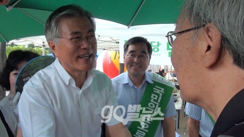 장외투쟁 28일만에 서울시청 앞 민주당 천막 당사를 찾은 문재인 의원 ⓒ 'go발뉴스'