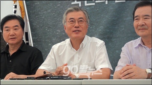 28일 오후, 민주당 장외투쟁 28일만에 서울시청 앞  천막 당사를 찾은 문재인 의원 ⓒ 'go발뉴스'