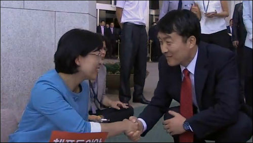 본회의 후 단식투쟁 중인 이정희 대표를 찾은 이석기 의원 ⓒ'민중의소리'