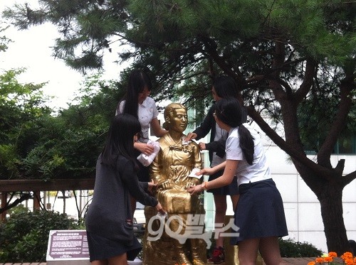서울 서초고등학교(교장 이대영) 교내에 국내 최초로 ‘위안부 소녀상’이 세워졌다. ⓒ ‘go발뉴스’