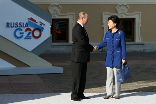 5일(현지시간) 콘스탄틴 궁에 도착해 푸틴 러시아 대통령과 악수를 나누는 박근혜 대통령 ⓒ'청와대'