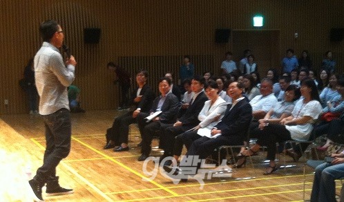 이날 토크콘서트는 방송인 김제동 씨의 사회로 진행됐으며, 박원순 시장과 정혜신 서울시 정신보건사업지원단장이 함께 했다. ⓒ 'go발뉴스'