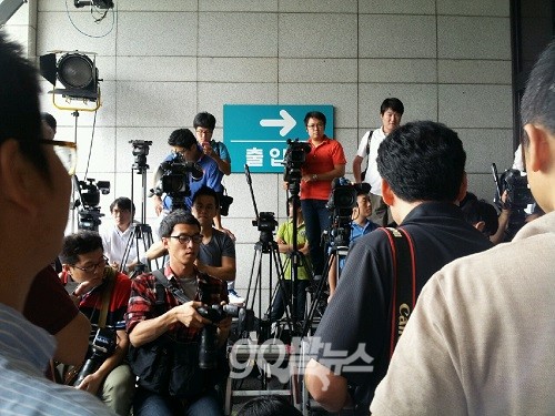 장남 전재국 씨가 대국민 사과문을 발표하기 위한 포도존 ⓒ ‘go발뉴스’