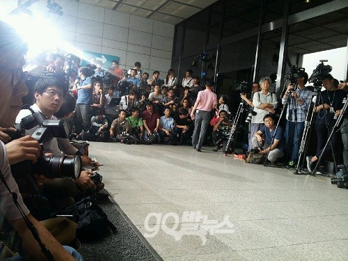 장남 전재국 씨가 대국민 사과문을 발표하기 위한 포도존 ⓒ ‘go발뉴스’