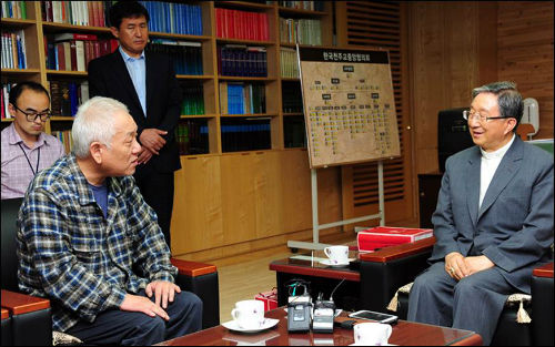 지난 11일 김희중 천주교 대주교를 예방하는 김한길 대표 ⓒ'민주당'