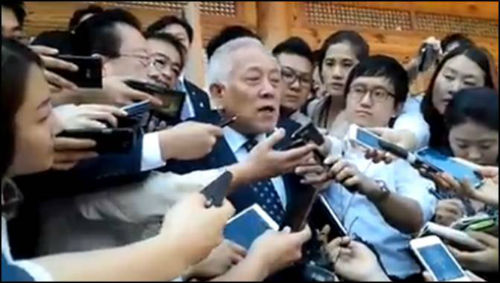 3자회담 종료 후 김한길 민주당 대표가 국회 사랑재 앞에서 기자들의 질문에 답변하고 있다 ⓒ'서울의소리'