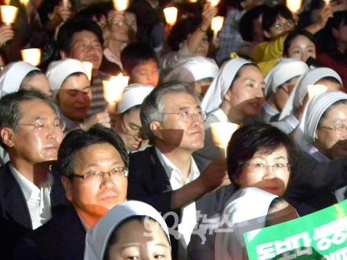 문재인 민주당 의원이 23일 오후 서울광장에서 열린 천주교정의구현전국사제단의 국정원 불법 선거개입 규탄 첫 시국미사에 참석해 촛불을 들고 있다. ⓒ 'go발뉴스'