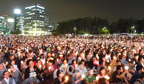 천주교정의구현전국사제단이 23일 오후 서울광장에서 국가정보원의 불법 대선개입을 규탄하는 첫 시국기도회를 열고 국정원 해체와 민주주의 회복을 촉구하고 있다. ⓒ ‘go발뉴스’