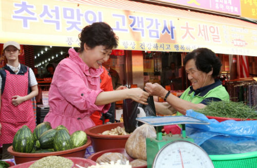 추석연휴를 아루 앞둔 17일 경기도 용인시 용인중앙시장을 방문한 박근혜 대통령 ⓒ'청와대'
