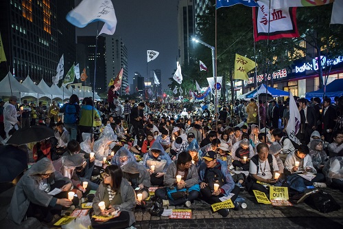 국정원 불법 대선개입 규탄 13차 범국민촛불대회가 28일 청계광장에서 5000여명(경찰추산 1500명)의 시민들이 참석한 가운데 진행됐다. ⓒ 이동호