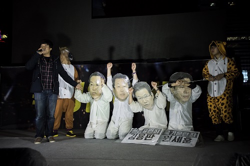 전남대학교 학생들이 김용판 전 서울경찰청장, 원세훈 전 국가정보원장, 김무성 새누리당 의원, 권영세 주중대사를 법정에 세우는 퍼포먼스를 벌이고 있다. ⓒ 이동호