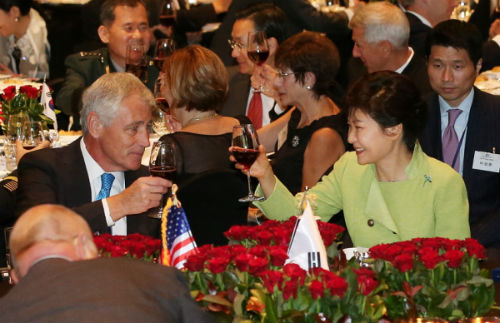 30일 60주년 한미동맹의 날 경축연에서 박근혜 대통령이 척 헤이글 미 국방장관과 건배하고 있다. ⓒ'청와대'