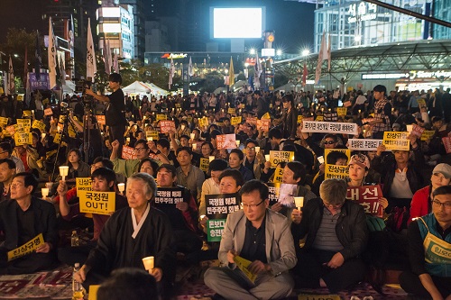 국정원의 불법 대선 개입을 규탄하는 제14차 범국민촛불집회가 만명에 달하는 시민들이 참여한 가운데 5일 오후 7시 서울역 광장에서 열렸다. ⓒ 이동호